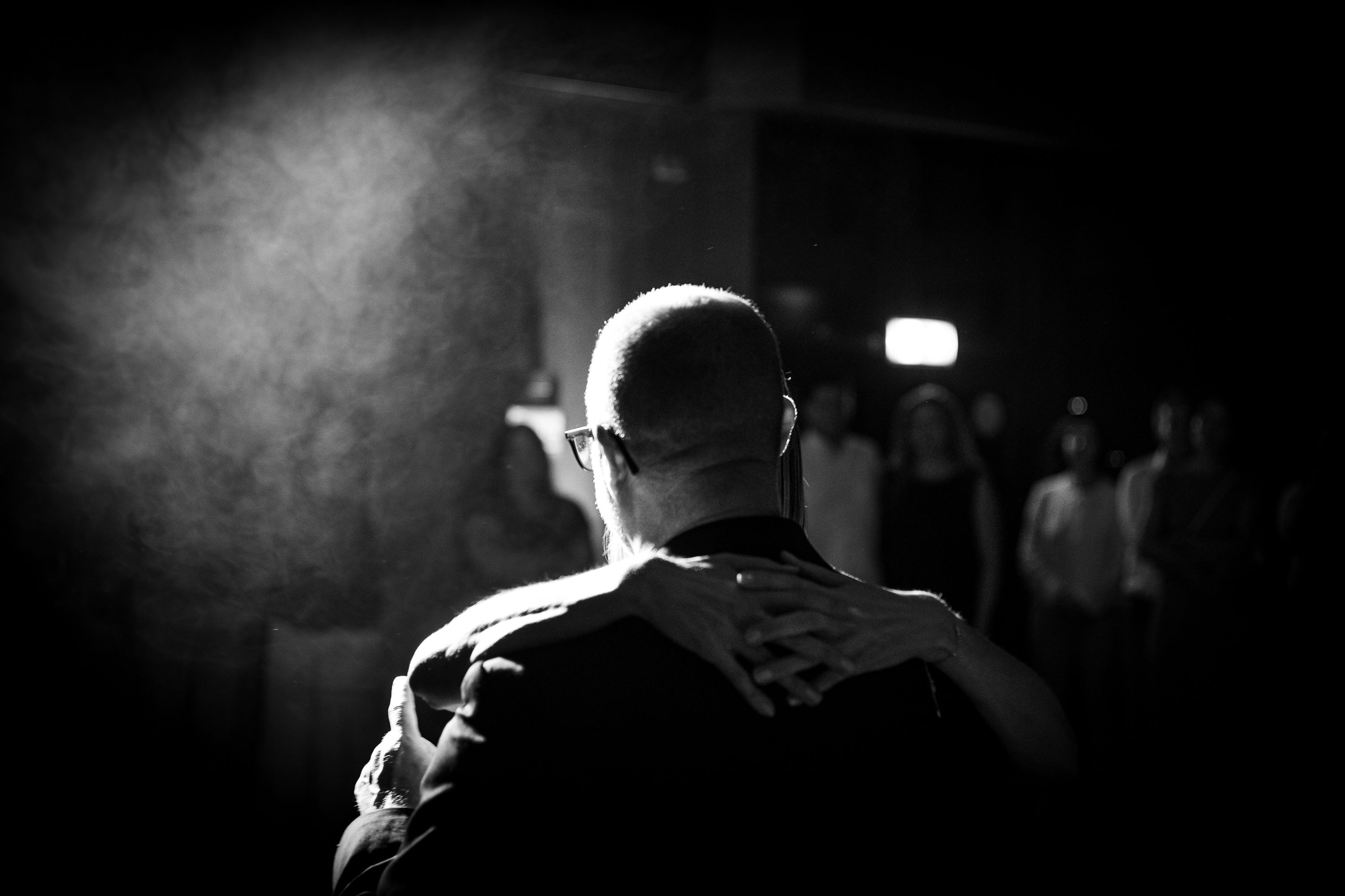 Brautpaar im Gegenlicht