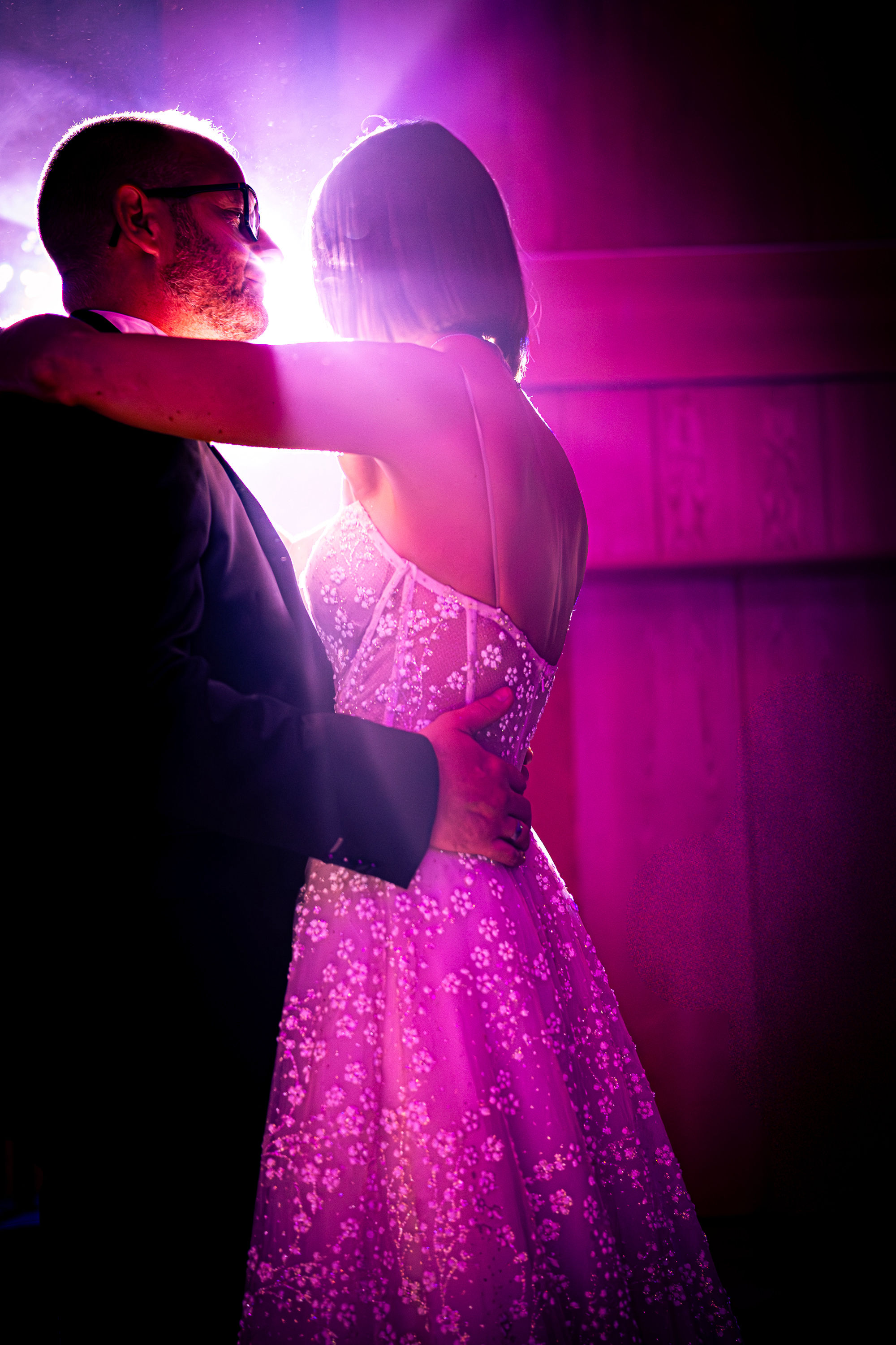 Brautpaar im Gegenlicht