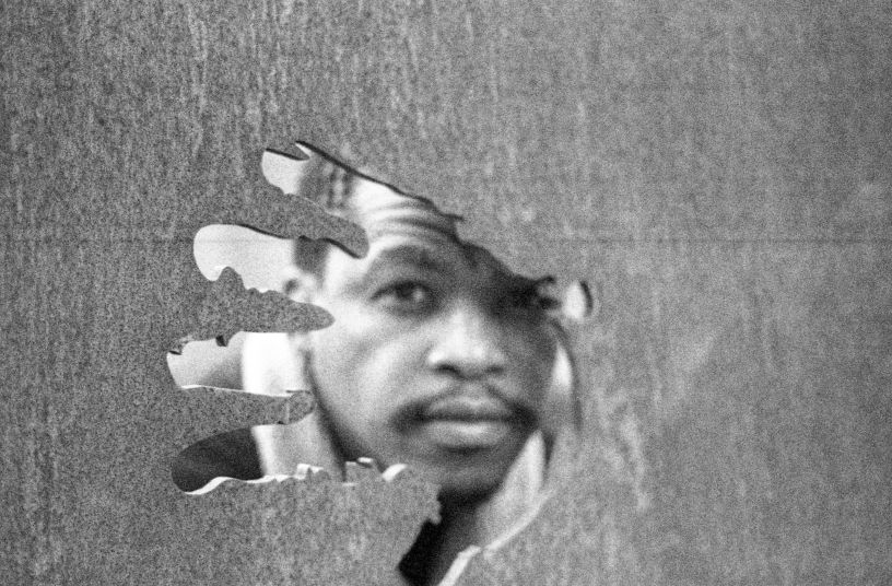 Mann hinter einer Hand